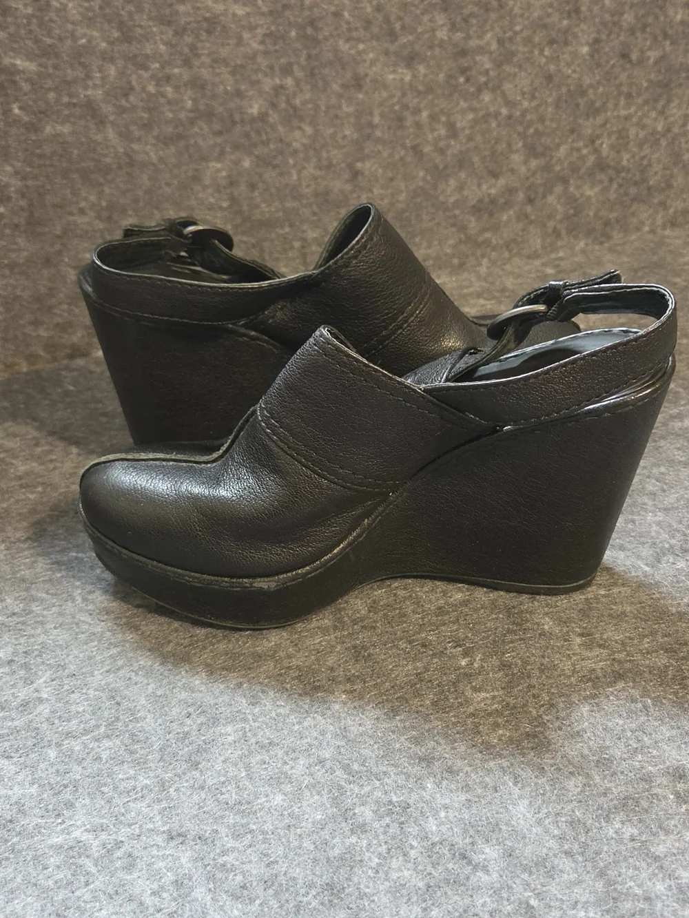 Børn Black Leather Wedge Slingback Clogs with Silver Buckle